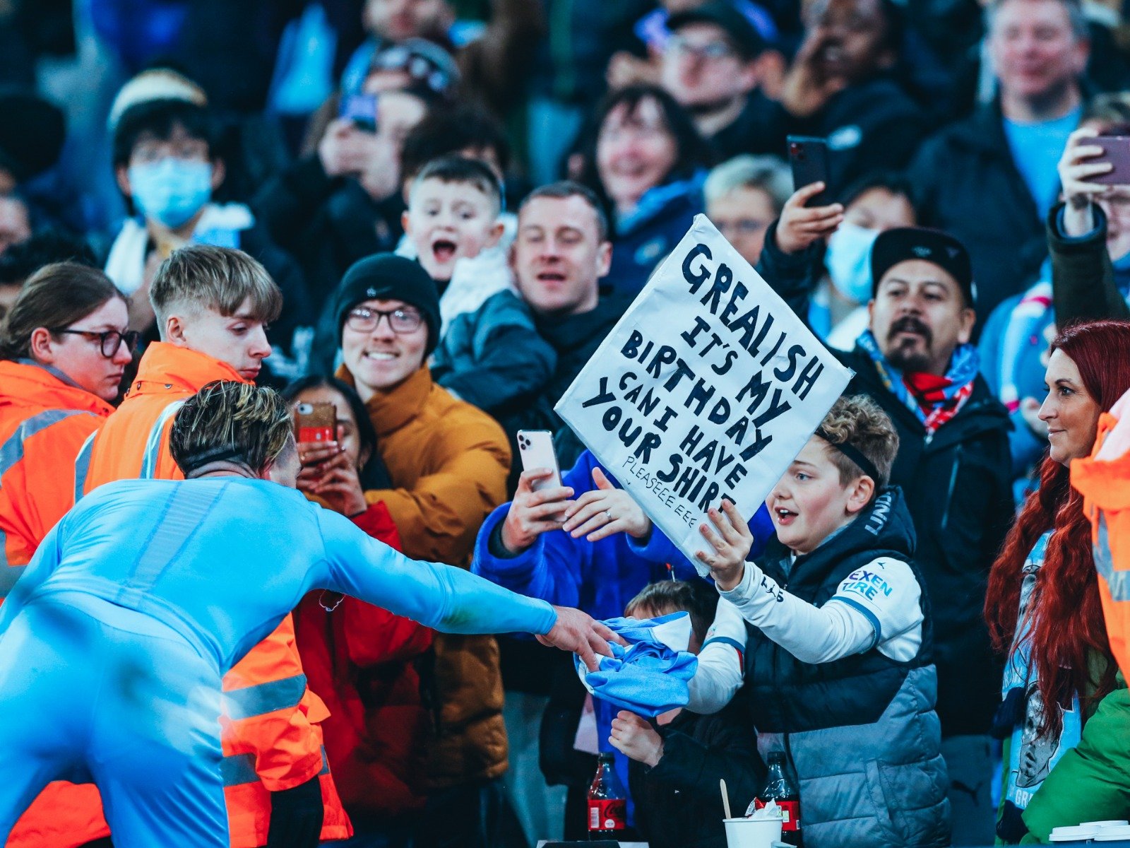 展示了足球 展示了足球